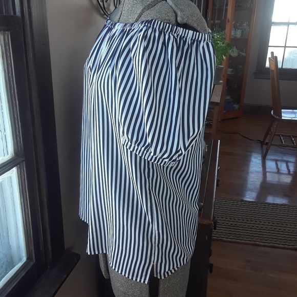 Size 0 chico's black and white pinstripe off-the-shoulder blouse - Picture 4 of 10